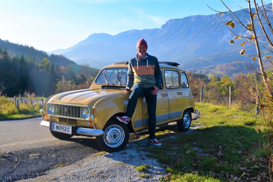 Helmut fährt seit 33 Jahren Renault 4 und seit 1993 mit seinem "Senfküberl" Baujahr 1982!